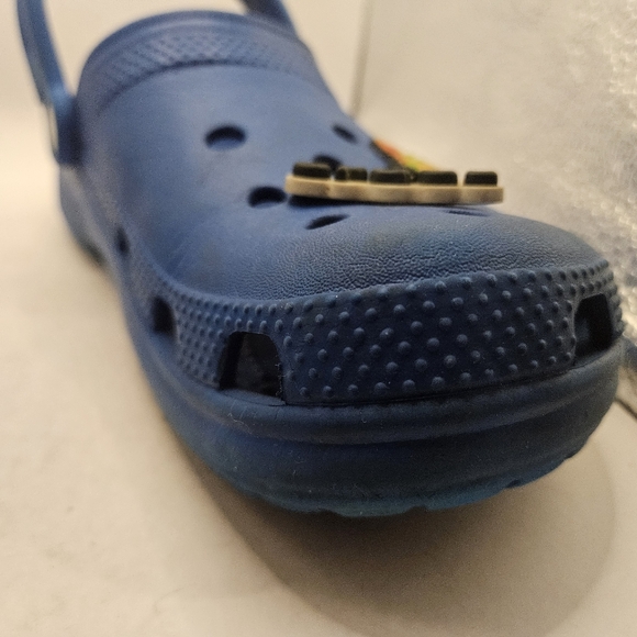 CROCS Blue Classic Clog Sandals Sz M 7 w 9 blue w/ Charms Used Condition.  Shoes - Picture 10 of 11